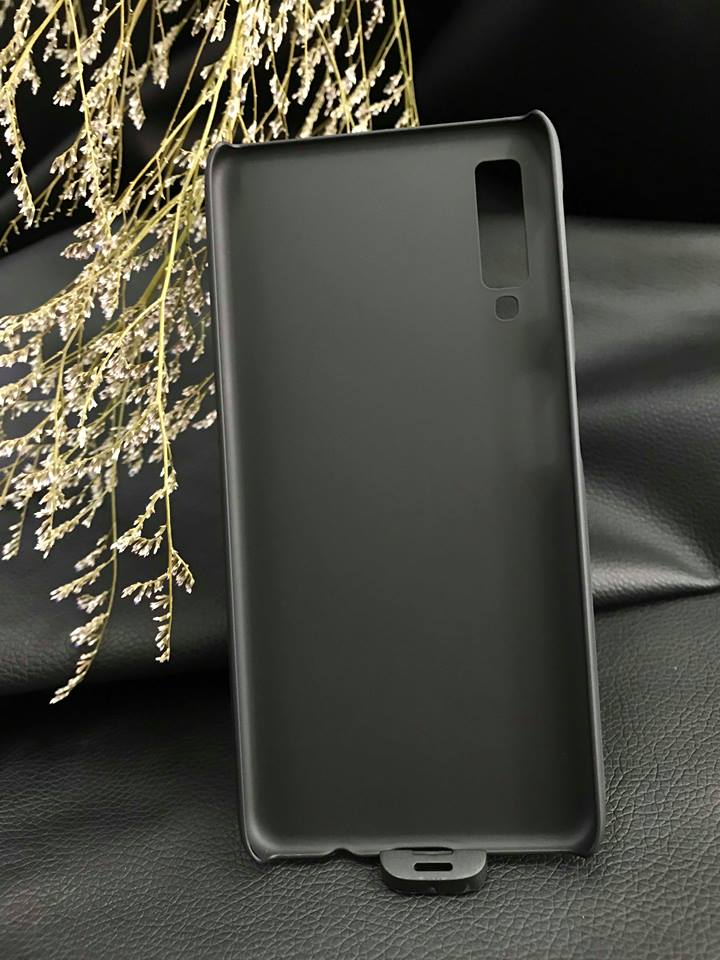 Ốp Lưng Samsung Galaxy A7 2018 Hiệu Nillkin được làm bằng nhựa Polycarbonat có khả năng đàn hồi tốt, không bị giòn và khả năng chống trầy xước tốt trong nhưng va chạm.